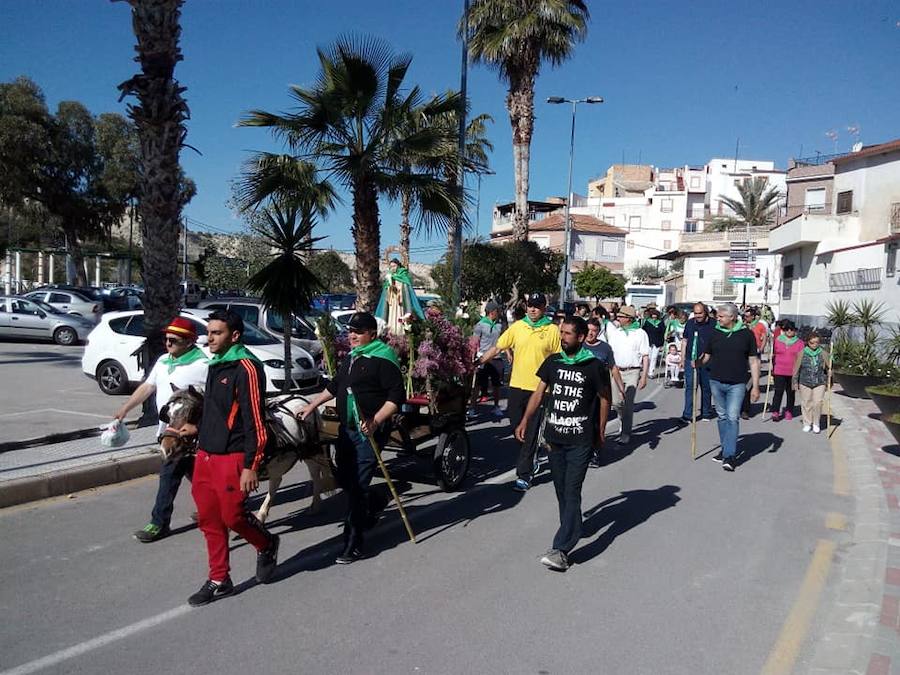 Un millar de personas participan en el traslado, al mismo tiempo que aprovechan el día también para pasear por el paraje y almorzar en el mismo.