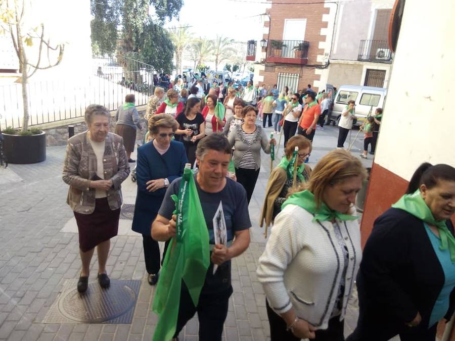 Un millar de personas participan en el traslado, al mismo tiempo que aprovechan el día también para pasear por el paraje y almorzar en el mismo.