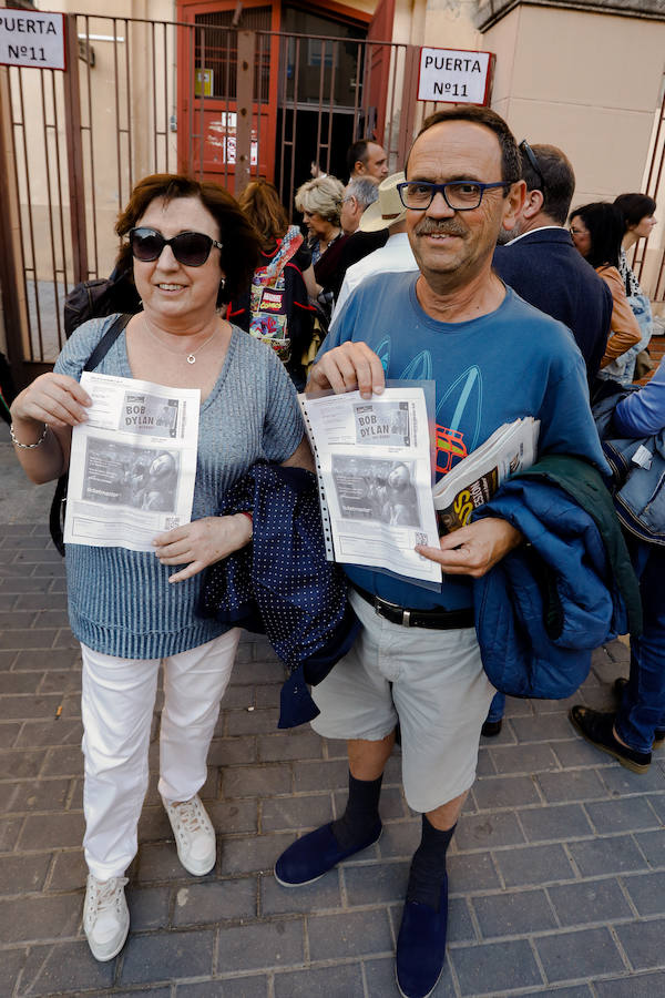 Largas colas en la Plaza de Toros para asistir a uno de los conciertos del año en la capital