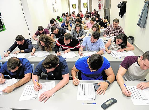 Decenas de aspirantes a policía nacional estudian para la última criba de este año en la academia Level 112. 