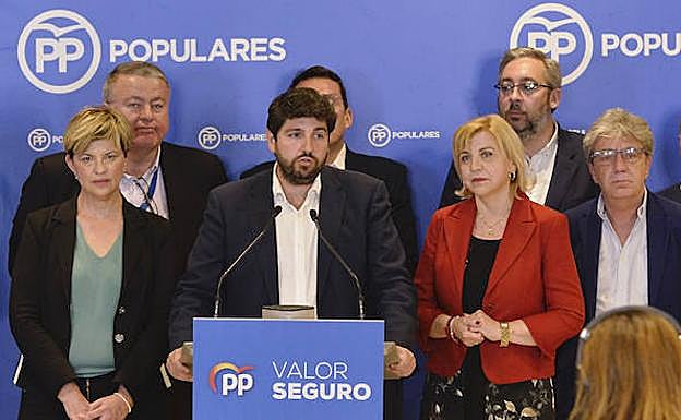 López Miras valora con su equipo los resultados en la noche electoral, en el hotel 7 Coronas. Las caras lo dicen todo. 