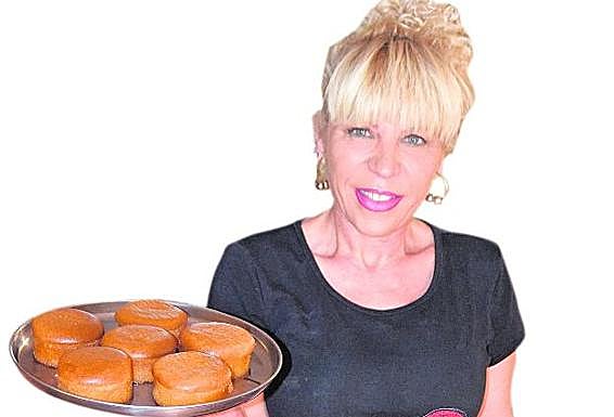 María José España con bizcochos borrachos. 