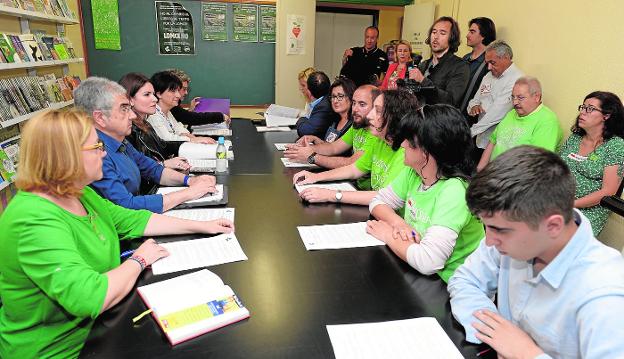 Representantes de los partidos (a la izquierda) escuchan las propuestas de la Plataforma en Defensa de la Escuela Pública. 