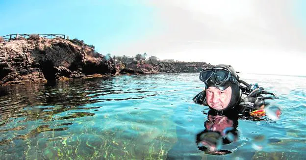 José Luis Alcaide sale del agua en Cabo de Palos, después de una inmersión para realizar fotografía subacuática. 