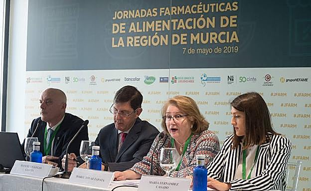 El consejero Manuel Villegas y otros ponentes en las Jornadas farmacéuticas de alimentación