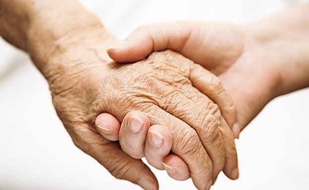 Unos 4.700 murcianos no trabajan para cuidar de un familiar dependiente o con discapacidad