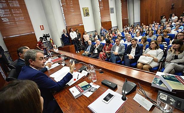 Presentación del libro 'De la República al franquismo: legalidad, legitimidad y memoria histórica', celebrada este martes con la partición del expresidente Zapatero.
