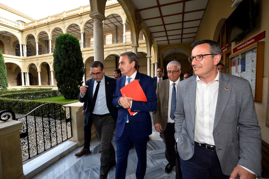 El expresidente del Gobierno vaticina que en España se tardará generaciones «en volver a reconocer y rendir homenaje» a las víctimas del Franquismo