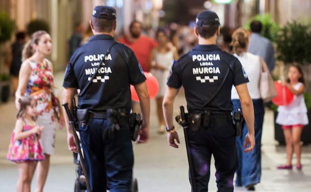 Ballesta promete 200 nuevos agentes de la Policía Local de Murcia para aumentar la seguridad en las pedanías