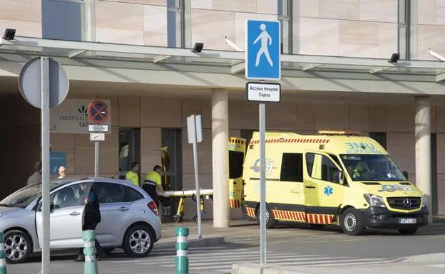 Imagen de archivo de una ambulancia en la entrada de Urgencias del Hospital Santa Lucía. 