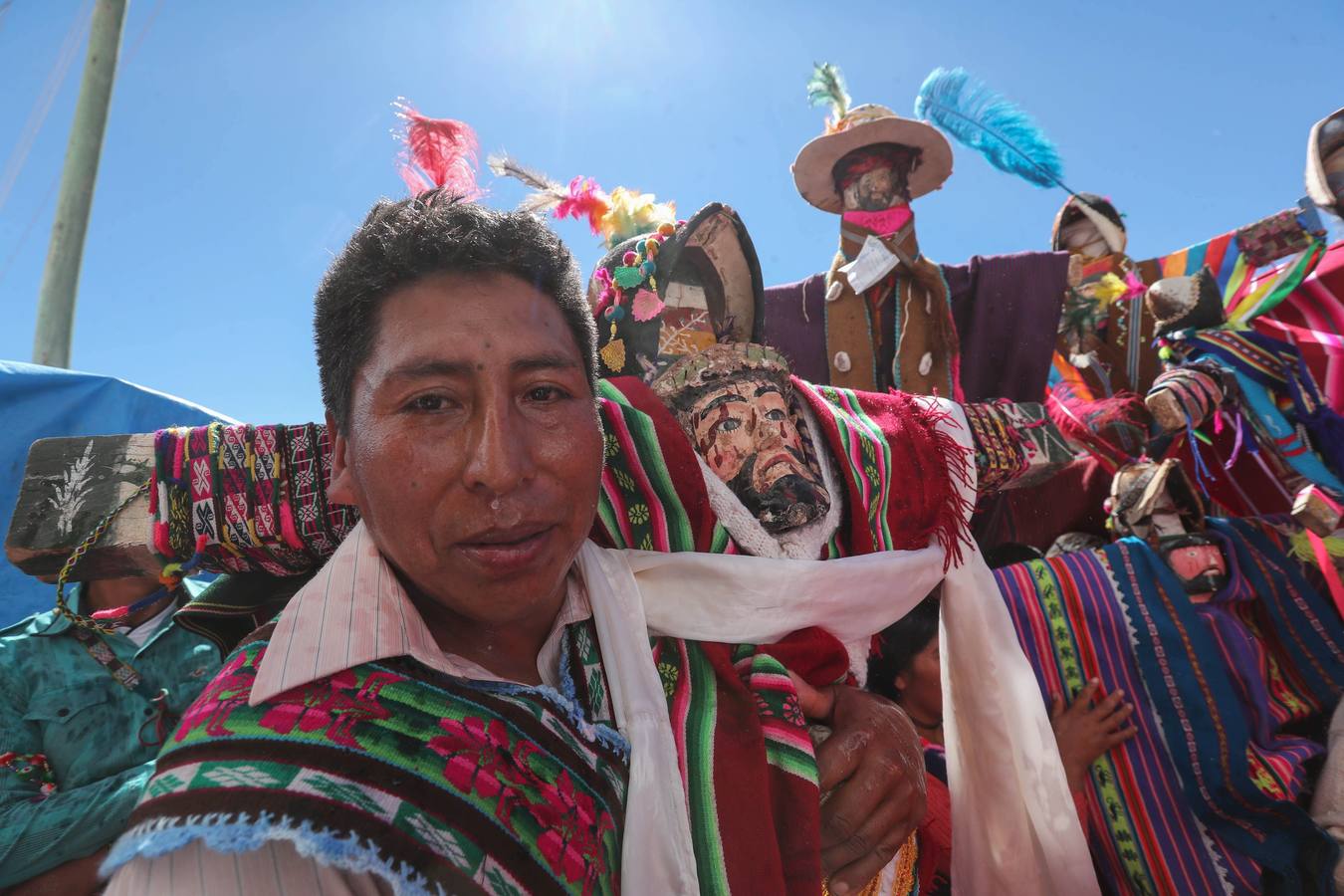 Indígenas bolivianos de Potosí festejan durante la tradicional fiesta de la Cruz en San Pedro de Macha (Bolivia). Puñetazo a puñetazo, unas gotas de sangre riegan la Pachamama, la Madre Tierra, en una de las tradiciones milenarias más singulares de Bolivia, el tinku o encuentro de Macha. 