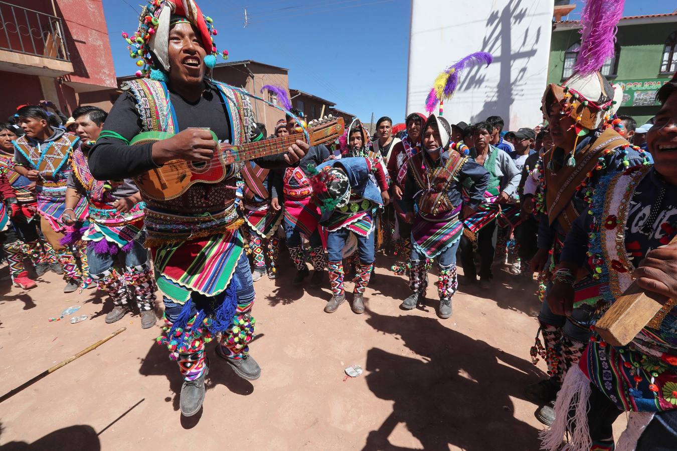 Indígenas bolivianos de Potosí festejan durante la tradicional fiesta de la Cruz en San Pedro de Macha (Bolivia). Puñetazo a puñetazo, unas gotas de sangre riegan la Pachamama, la Madre Tierra, en una de las tradiciones milenarias más singulares de Bolivia, el tinku o encuentro de Macha. 