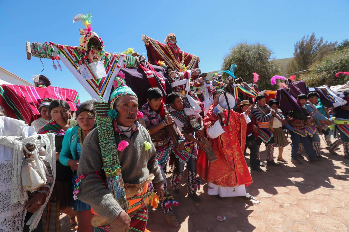 Indígenas bolivianos de Potosí festejan durante la tradicional fiesta de la Cruz en San Pedro de Macha (Bolivia). Puñetazo a puñetazo, unas gotas de sangre riegan la Pachamama, la Madre Tierra, en una de las tradiciones milenarias más singulares de Bolivia, el tinku o encuentro de Macha. 