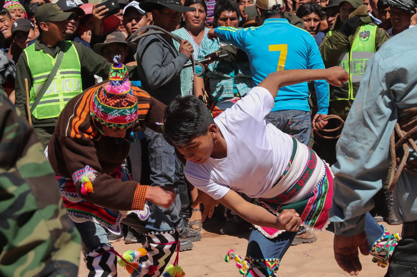 Indígenas bolivianos de Potosí festejan durante la tradicional fiesta de la Cruz en San Pedro de Macha (Bolivia). Puñetazo a puñetazo, unas gotas de sangre riegan la Pachamama, la Madre Tierra, en una de las tradiciones milenarias más singulares de Bolivia, el tinku o encuentro de Macha. 