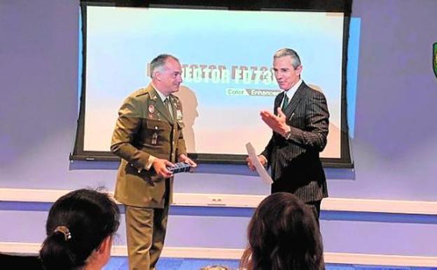 Pablo Blesa (c), en el acto de recogida del galardón. 