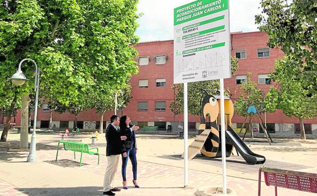 El alcalde y la edil Asensio en su visita al parque Juan Carlos I. 