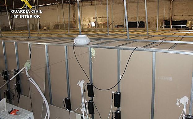 Conexión al fluido eléctrico en la nave de Albudeite.