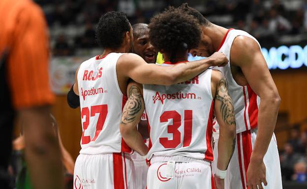 Rojas, Booker, Hunt y Doyle se reúnen en corro durante el partido de este jueves ante Divina Seguros Joventut.