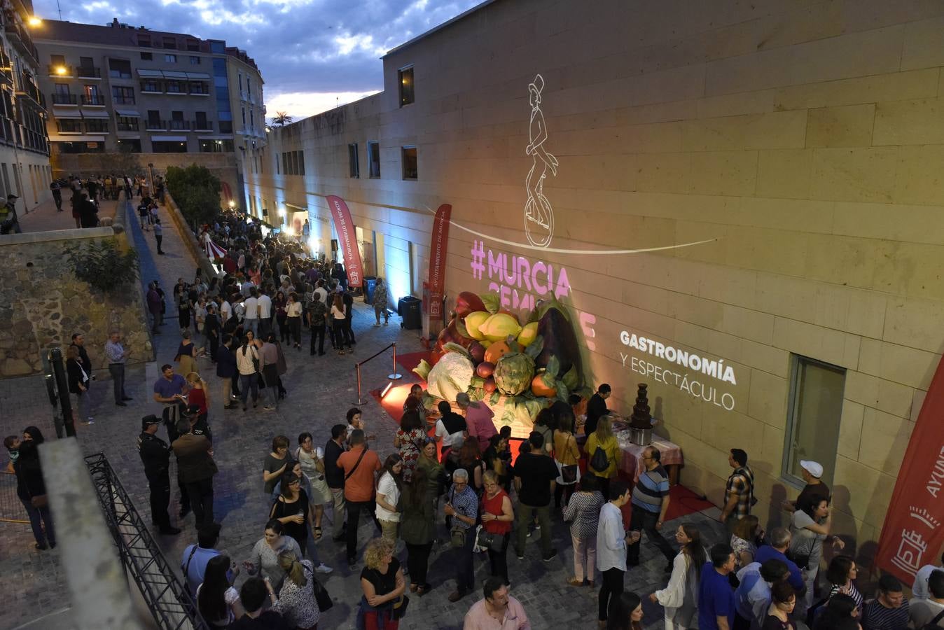 Cientos de jóvenes disfrutaron este jueves en Los Molinos del Río de la nueva edición de #Murciasemueve.