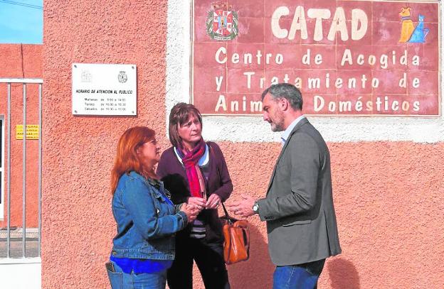 Óscar Urralburu, junto a María Marín y Pilar Marcos, ayer en el Catad de Cartagena. 