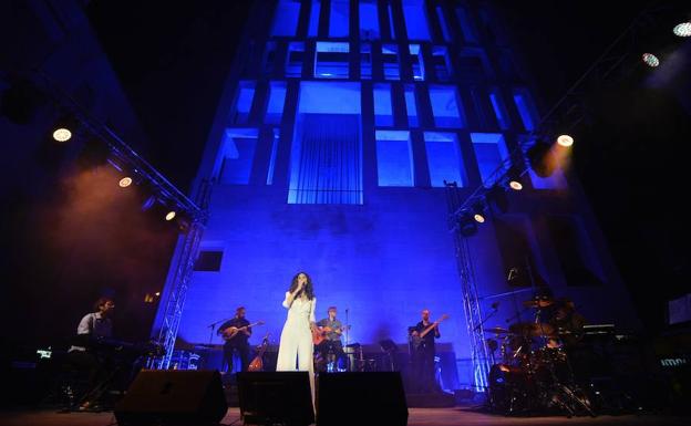 La cantante griega Eleftheria Arvanitaki, este viernes, en la plaza de Belluga, en el concierto inaugural de Murcia Tres Culturas. 