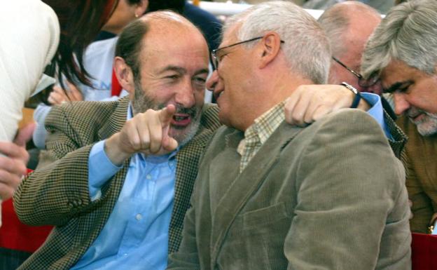 Alfredo Pérez Rubalcaba y Josep Borrell, en una imagen de archivo.