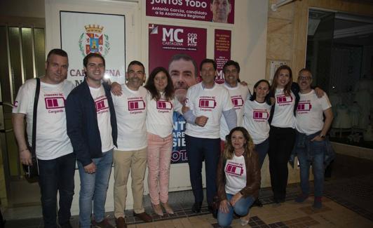 Candidatos de MC, con José López, tercero por la izquierda, ante su local de campaña. 