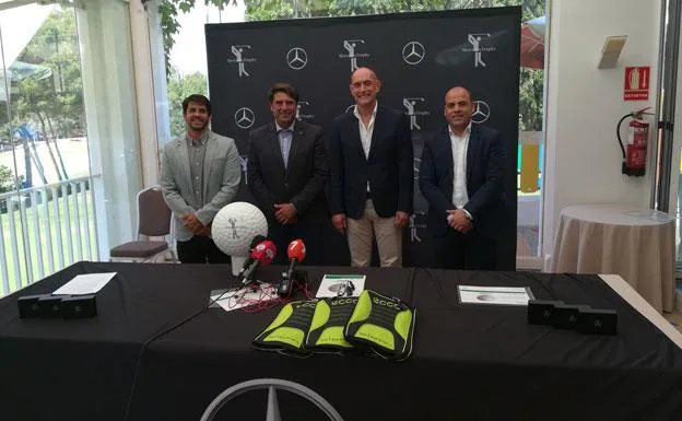 De izquierda a derecha: Carlos Oliva, responsable de la organización del torneo; Joaquín Medina, gerente del Club de Golf Altorreal; José fulgencio Martínez, director comercial de Dimovil, y Epi Molina, responsable de Empresas de Dimovil.