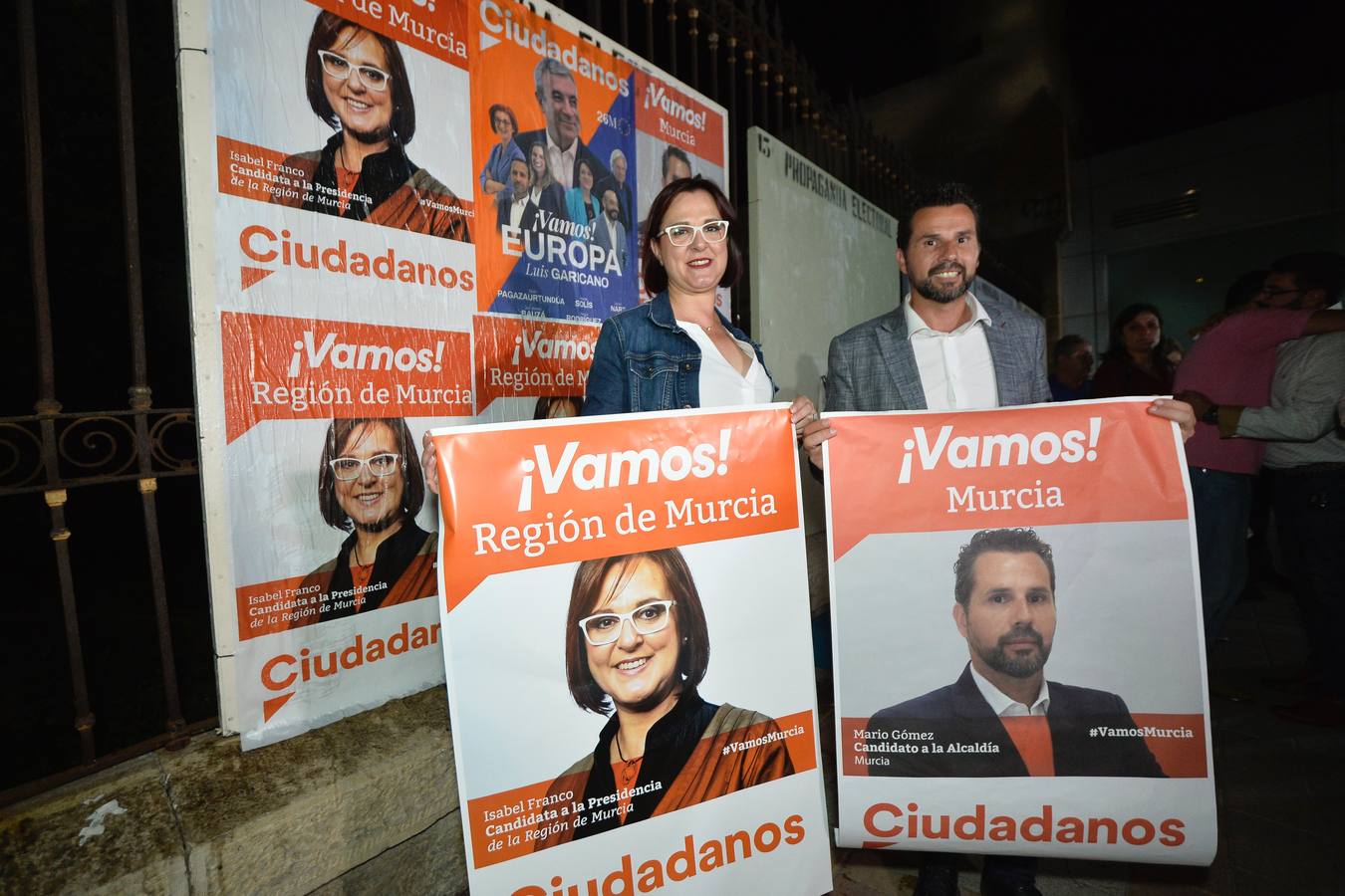 Pegada de carteles de Fernando López Miras (PP), Diego Conesa (PSOE), Óscar Urralburu (Podemos-Equo), Isabel Franco (Ciudadanos), Pascual Salvador (Vox) y Alberto Garre (Somos Región)