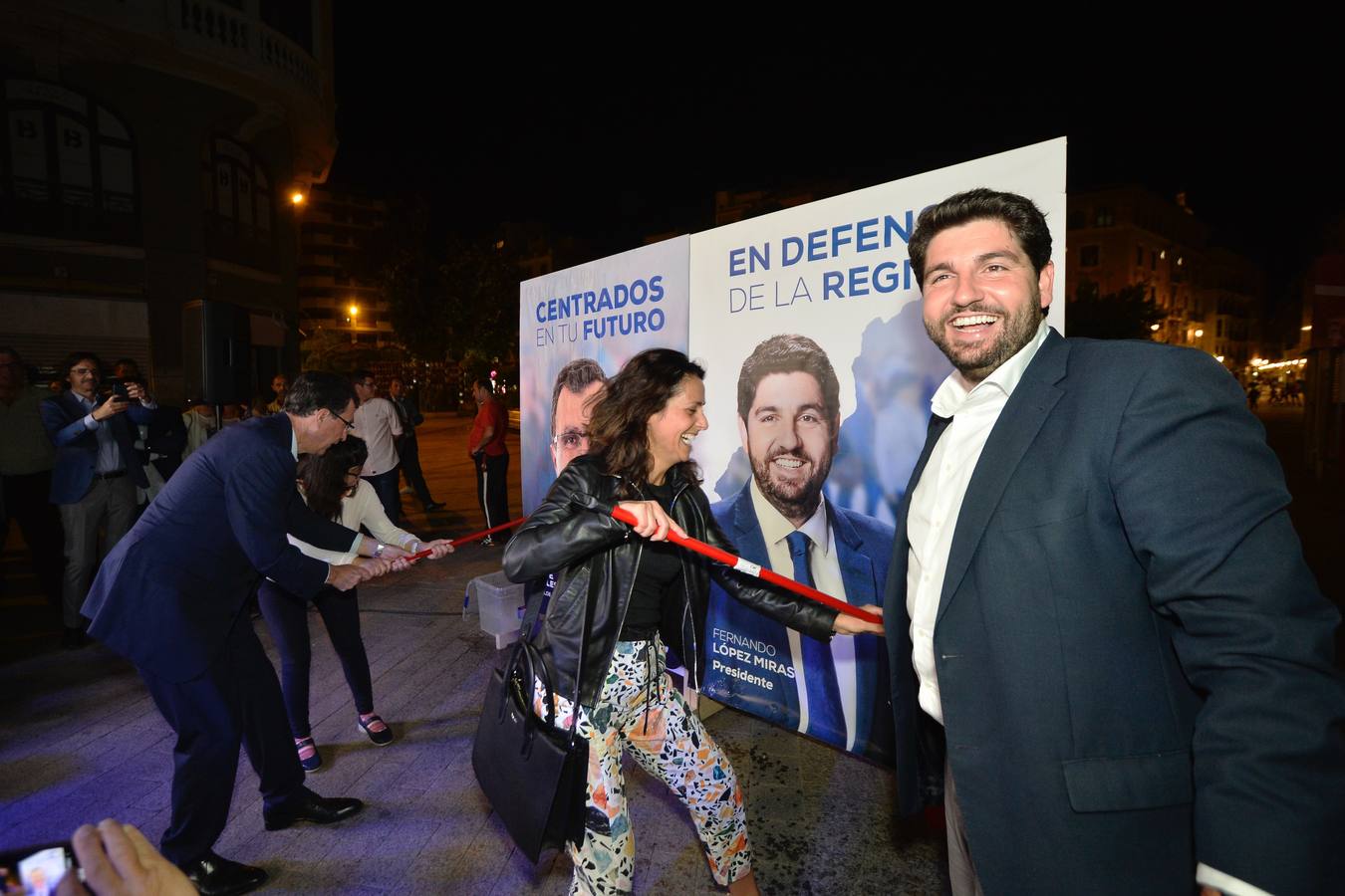 Pegada de carteles de Fernando López Miras (PP), Diego Conesa (PSOE), Óscar Urralburu (Podemos-Equo), Isabel Franco (Ciudadanos), Pascual Salvador (Vox) y Alberto Garre (Somos Región)