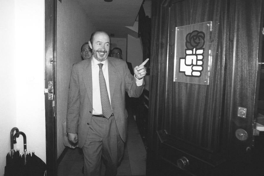 Visita, en marzo de 1998, de Alfredo Pérez Rubalcaba a la sede del PSRM.