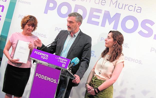 María Giménez, Óscar Urralburu y Helena Vidal presentan el programa de Podemos. 