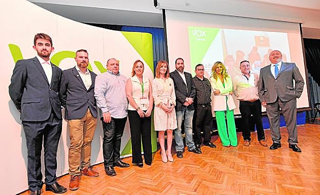 La candidata de Vox en Lorca, Carmen Menduiña (c), en la presentación de la candidatura. 