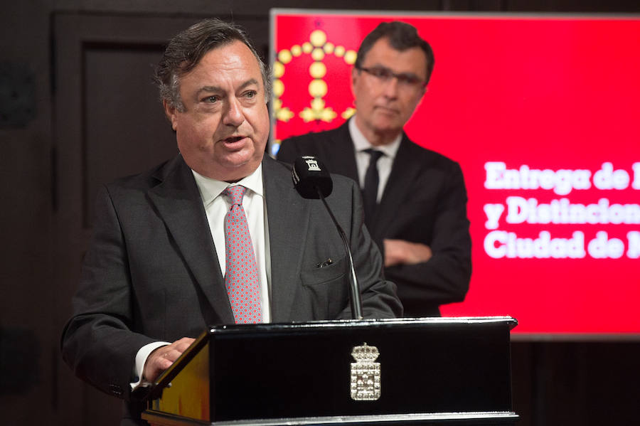 El Almudí acoge el acto conmemorativo del Día de Murcia, presidido por José Ballesta y en el que Mari Trini, Los Parrandboleros, la unidad de trasplantes de la Arrixaca y el grupo Virgen de la Vega recibieron las distinciones de la ciudad