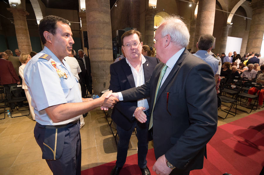 El Almudí acoge el acto conmemorativo del Día de Murcia, presidido por José Ballesta y en el que Mari Trini, Los Parrandboleros, la unidad de trasplantes de la Arrixaca y el grupo Virgen de la Vega recibieron las distinciones de la ciudad