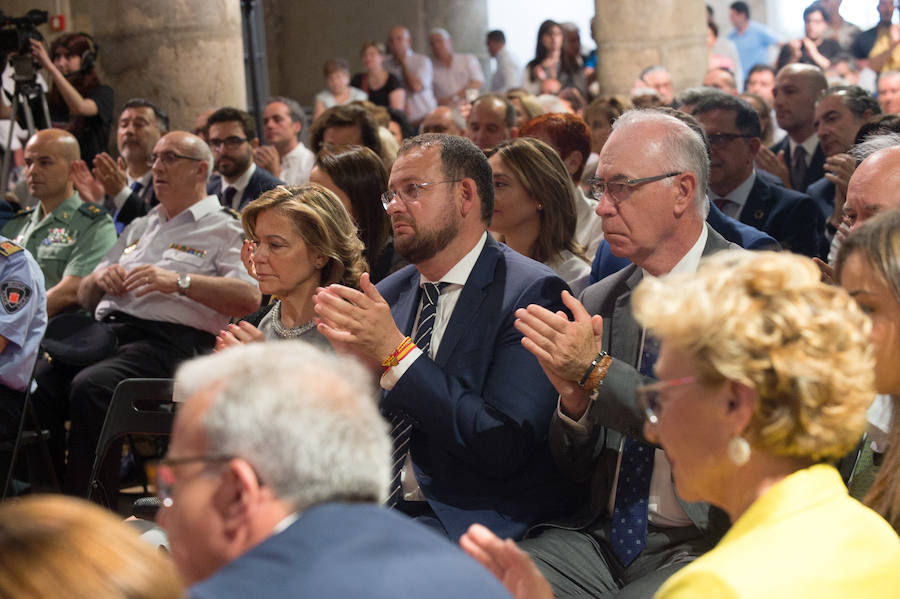 El Almudí acoge el acto conmemorativo del Día de Murcia, presidido por José Ballesta y en el que Mari Trini, Los Parrandboleros, la unidad de trasplantes de la Arrixaca y el grupo Virgen de la Vega recibieron las distinciones de la ciudad