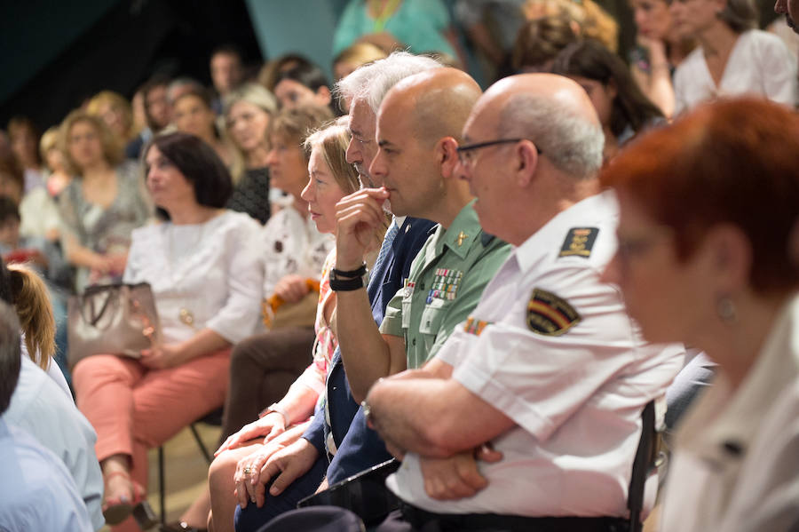 El Almudí acoge el acto conmemorativo del Día de Murcia, presidido por José Ballesta y en el que Mari Trini, Los Parrandboleros, la unidad de trasplantes de la Arrixaca y el grupo Virgen de la Vega recibieron las distinciones de la ciudad