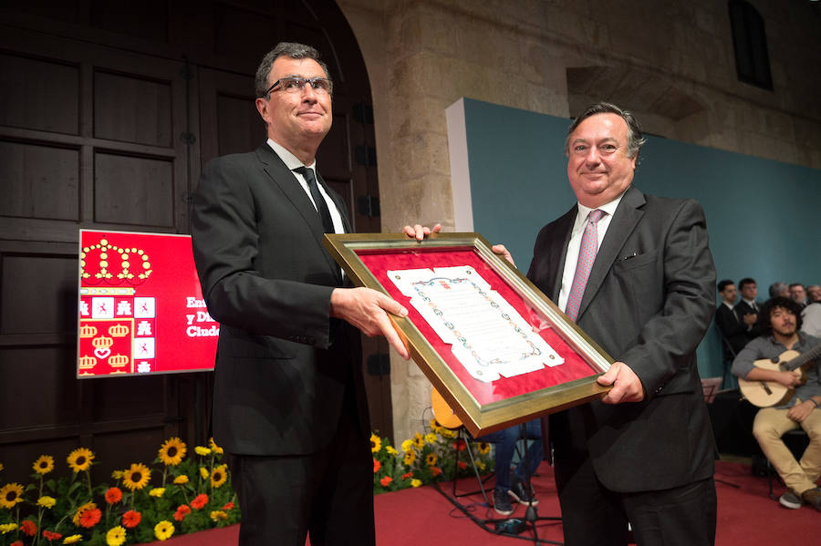 El Almudí acoge el acto conmemorativo del Día de Murcia, presidido por José Ballesta y en el que Mari Trini, Los Parrandboleros, la unidad de trasplantes de la Arrixaca y el grupo Virgen de la Vega recibieron las distinciones de la ciudad