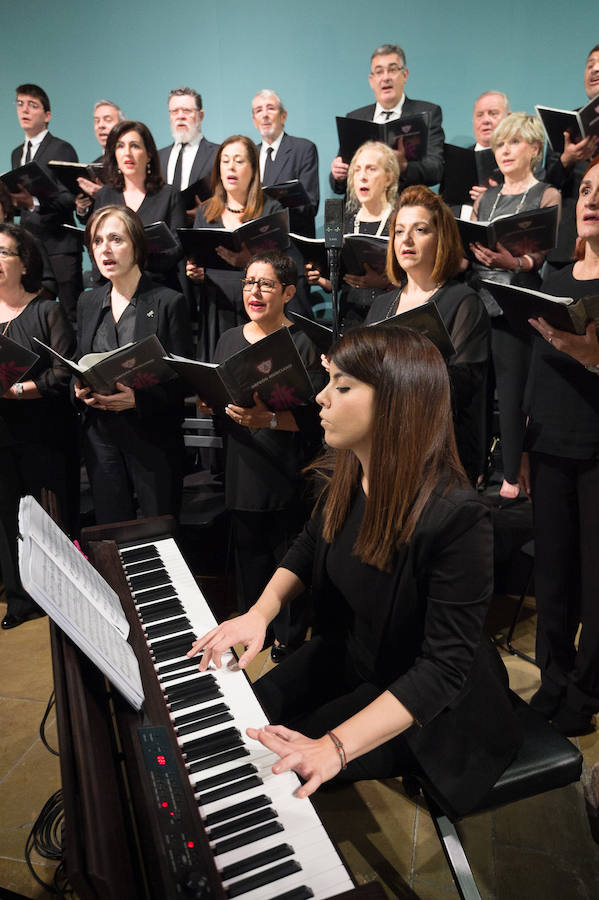 El Almudí acoge el acto conmemorativo del Día de Murcia, presidido por José Ballesta y en el que Mari Trini, Los Parrandboleros, la unidad de trasplantes de la Arrixaca y el grupo Virgen de la Vega recibieron las distinciones de la ciudad
