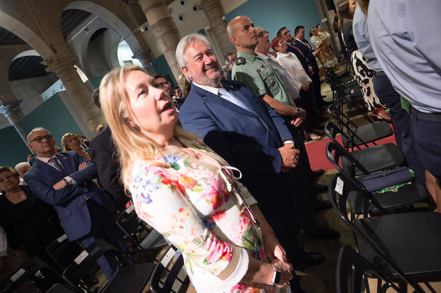 El Almudí acoge el acto conmemorativo del Día de Murcia, presidido por José Ballesta y en el que Mari Trini, Los Parrandboleros, la unidad de trasplantes de la Arrixaca y el grupo Virgen de la Vega recibieron las distinciones de la ciudad