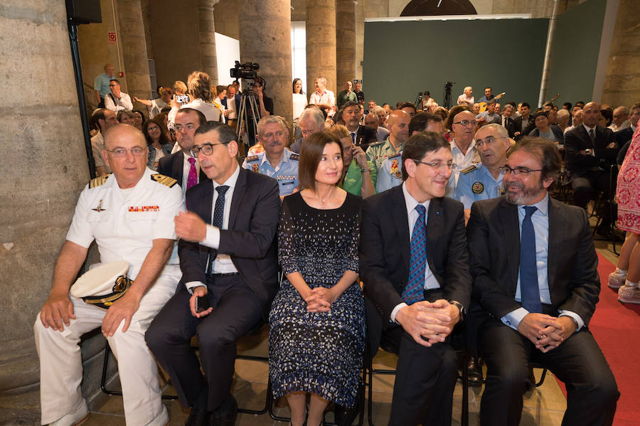 El Almudí acoge el acto conmemorativo del Día de Murcia, presidido por José Ballesta y en el que Mari Trini, Los Parrandboleros, la unidad de trasplantes de la Arrixaca y el grupo Virgen de la Vega recibieron las distinciones de la ciudad