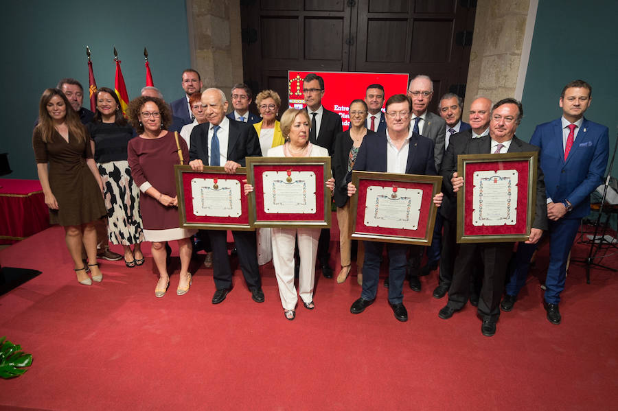 El Almudí acoge el acto conmemorativo del Día de Murcia, presidido por José Ballesta y en el que Mari Trini, Los Parrandboleros, la unidad de trasplantes de la Arrixaca y el grupo Virgen de la Vega recibieron las distinciones de la ciudad