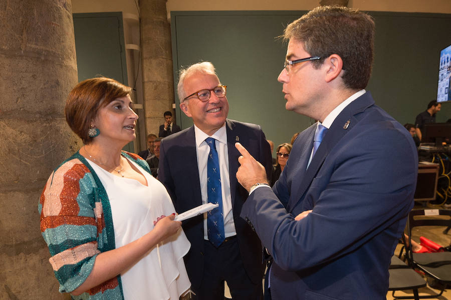 El Almudí acoge el acto conmemorativo del Día de Murcia, presidido por José Ballesta y en el que Mari Trini, Los Parrandboleros, la unidad de trasplantes de la Arrixaca y el grupo Virgen de la Vega recibieron las distinciones de la ciudad