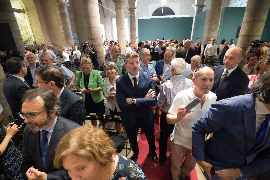 El Almudí acoge el acto conmemorativo del Día de Murcia, presidido por José Ballesta y en el que Mari Trini, Los Parrandboleros, la unidad de trasplantes de la Arrixaca y el grupo Virgen de la Vega recibieron las distinciones de la ciudad