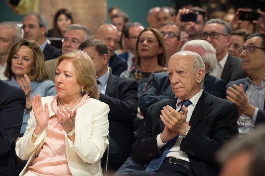 El Almudí acoge el acto conmemorativo del Día de Murcia, presidido por José Ballesta y en el que Mari Trini, Los Parrandboleros, la unidad de trasplantes de la Arrixaca y el grupo Virgen de la Vega recibieron las distinciones de la ciudad