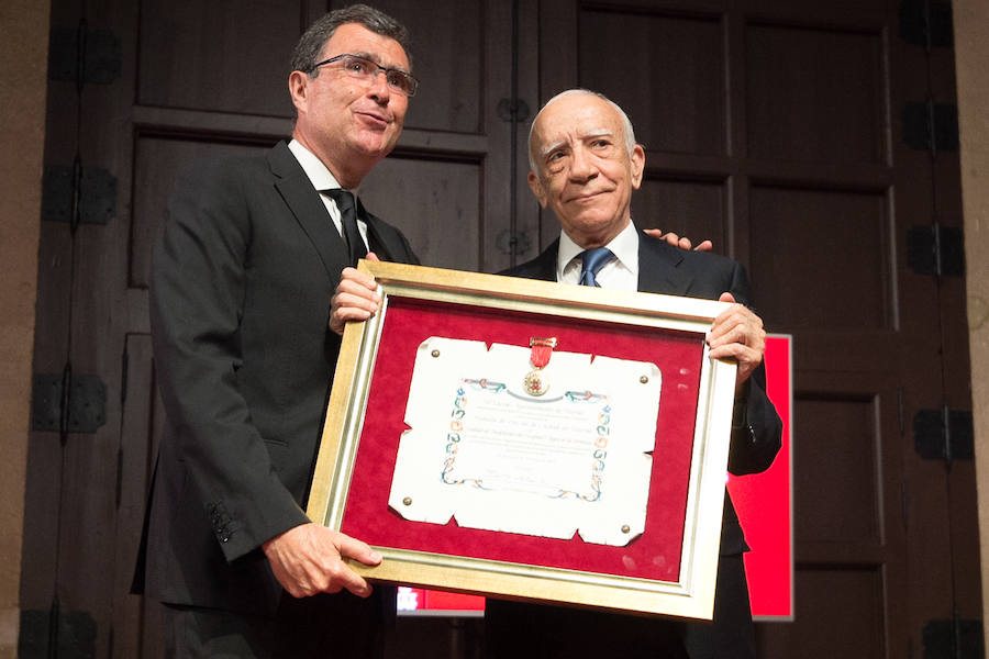 El Almudí acoge el acto conmemorativo del Día de Murcia, presidido por José Ballesta y en el que Mari Trini, Los Parrandboleros, la unidad de trasplantes de la Arrixaca y el grupo Virgen de la Vega recibieron las distinciones de la ciudad