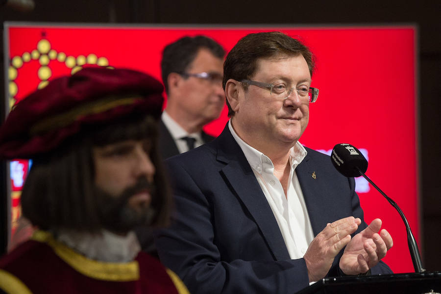 El Almudí acoge el acto conmemorativo del Día de Murcia, presidido por José Ballesta y en el que Mari Trini, Los Parrandboleros, la unidad de trasplantes de la Arrixaca y el grupo Virgen de la Vega recibieron las distinciones de la ciudad