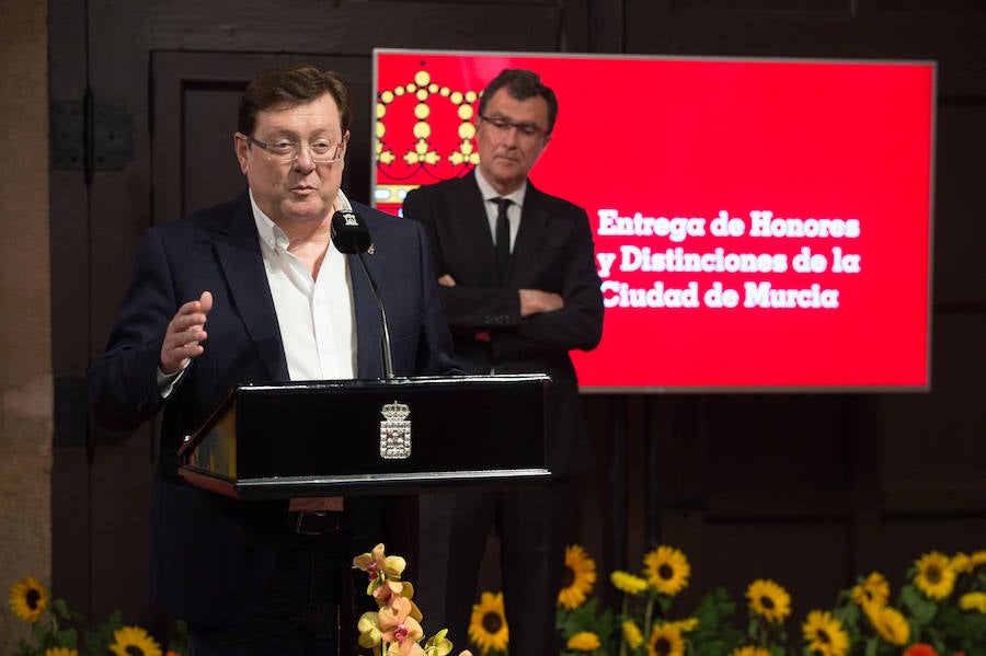 El Almudí acoge el acto conmemorativo del Día de Murcia, presidido por José Ballesta y en el que Mari Trini, Los Parrandboleros, la unidad de trasplantes de la Arrixaca y el grupo Virgen de la Vega recibieron las distinciones de la ciudad