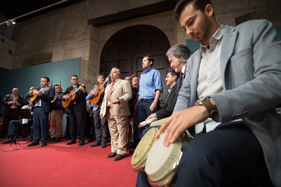 El Almudí acoge el acto conmemorativo del Día de Murcia, presidido por José Ballesta y en el que Mari Trini, Los Parrandboleros, la unidad de trasplantes de la Arrixaca y el grupo Virgen de la Vega recibieron las distinciones de la ciudad