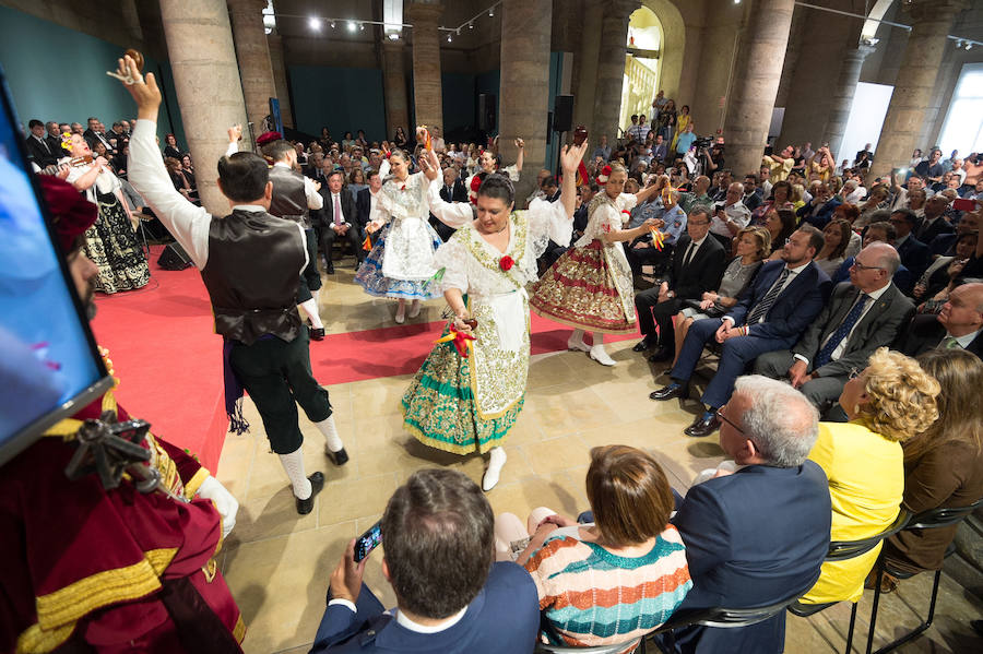 El Almudí acoge el acto conmemorativo del Día de Murcia, presidido por José Ballesta y en el que Mari Trini, Los Parrandboleros, la unidad de trasplantes de la Arrixaca y el grupo Virgen de la Vega recibieron las distinciones de la ciudad